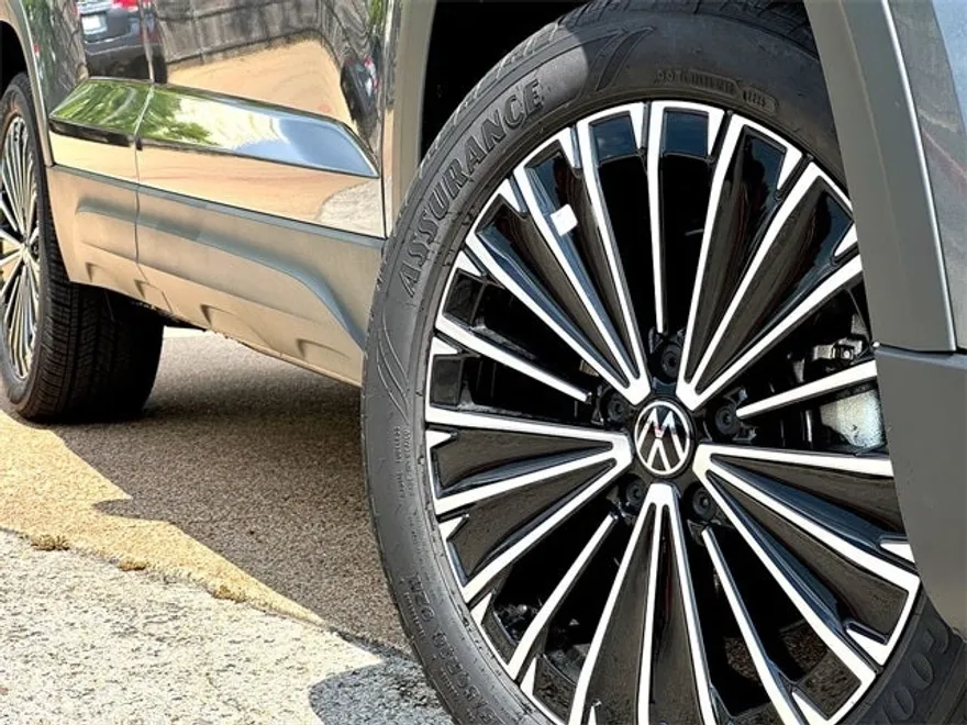 2025 Volkswagen Taos SE photo 1