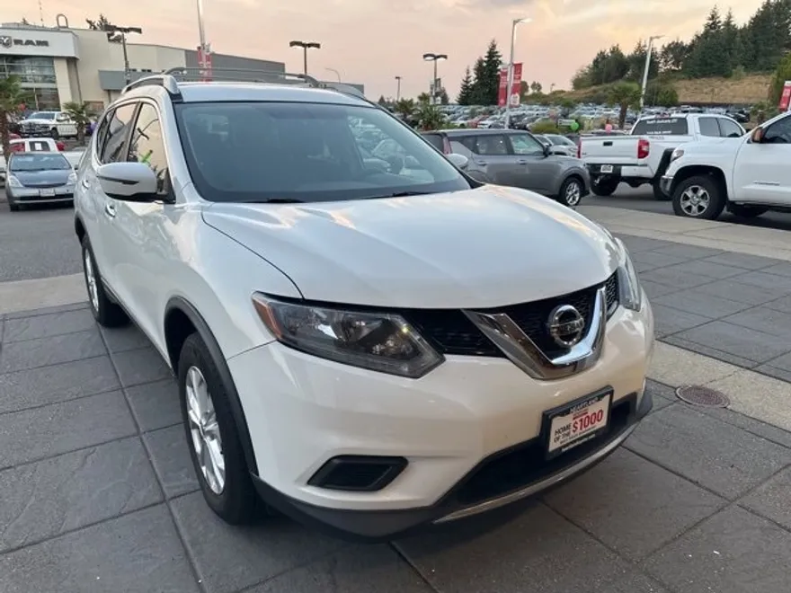 2016 Nissan Rogue SV photo 1