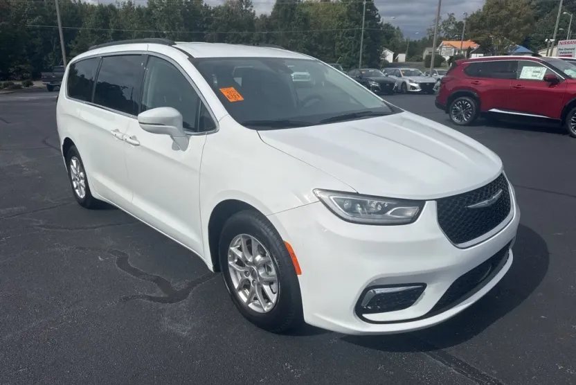 2022 Chrysler Pacifica Touring L photo 1