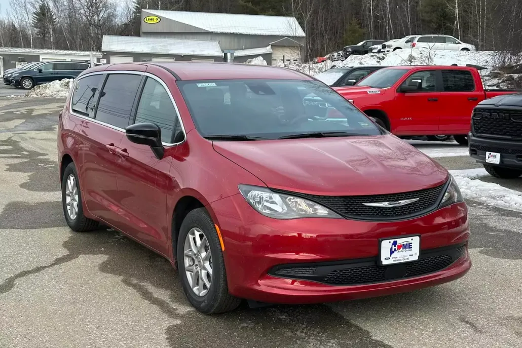 2025 Chrysler Voyager LX photo 1