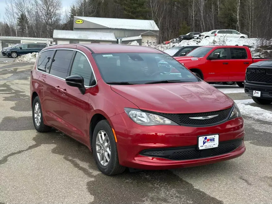 2025 Chrysler Voyager LX photo 1