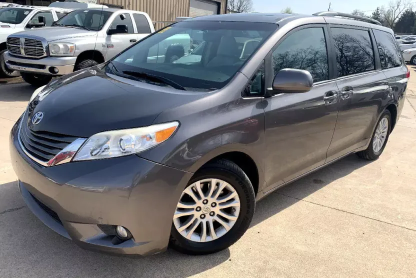 2014 Toyota Sienna XLE photo 1