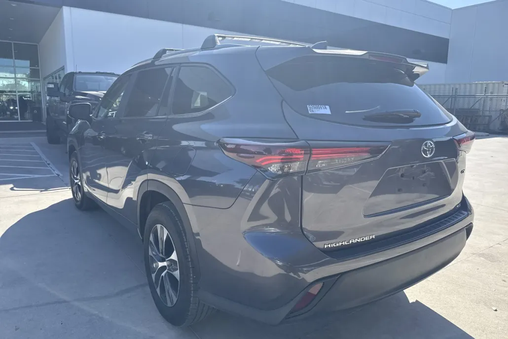 2024 Toyota Highlander XLE photo 1