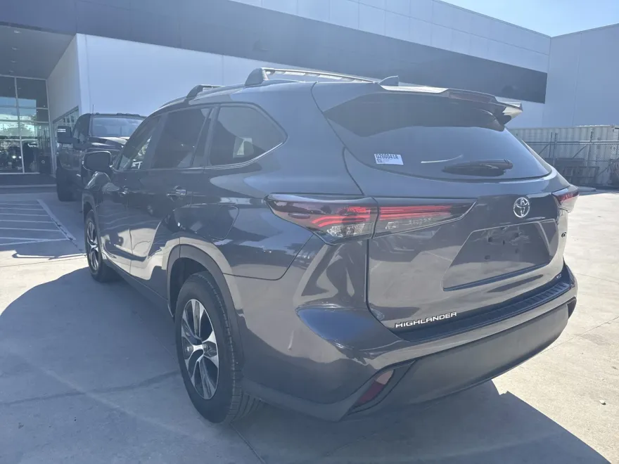 2024 Toyota Highlander XLE photo 1