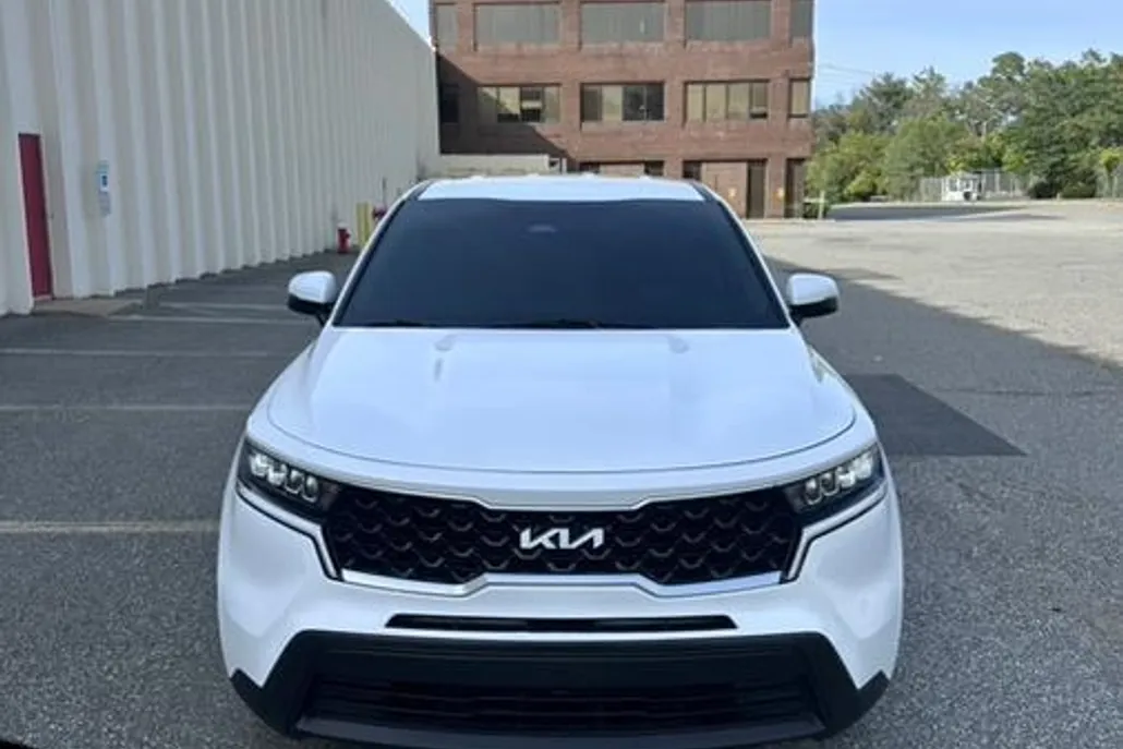 2023 Kia Sorento LX photo 1