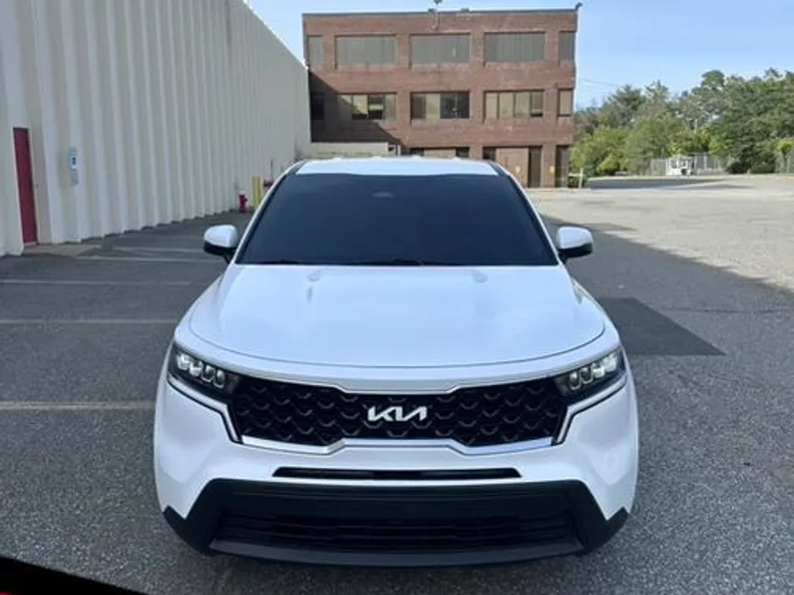 2023 Kia Sorento LX photo 1
