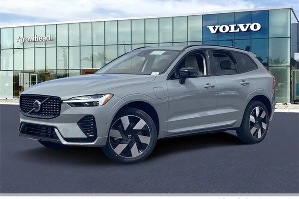 2025 Volvo XC60 T8 Plus photo 1