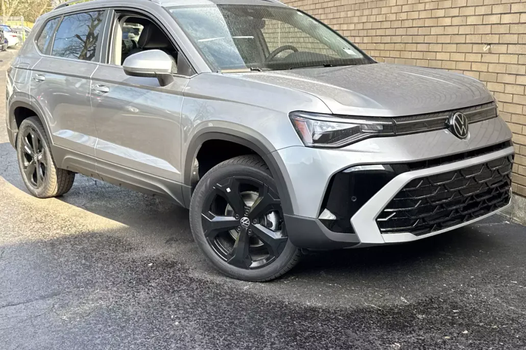 2025 Volkswagen Taos SEL photo 1