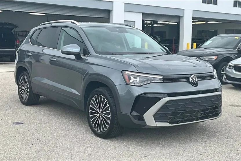 2025 Volkswagen Taos SE photo 1