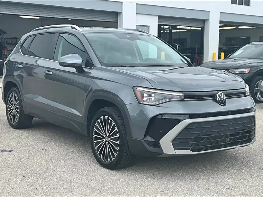 2025 Volkswagen Taos SE photo 1