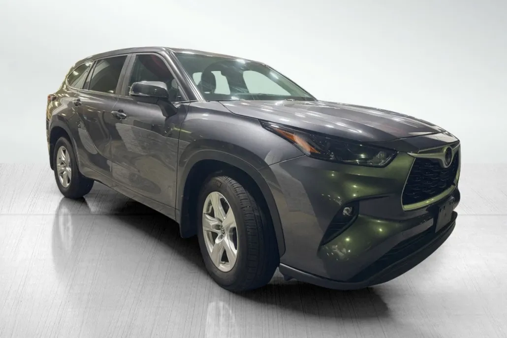 2024 Toyota Highlander LE photo 1