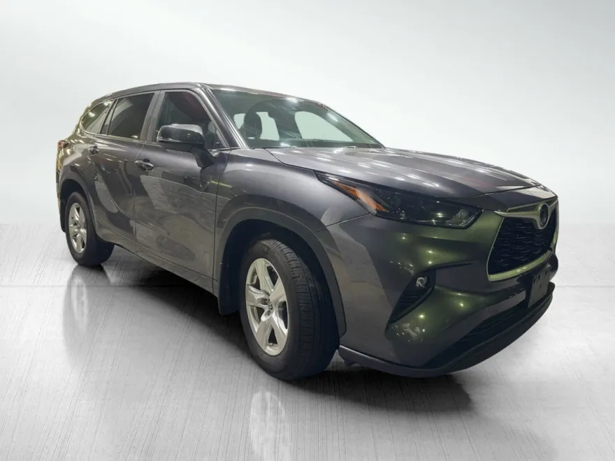 2024 Toyota Highlander LE photo 1
