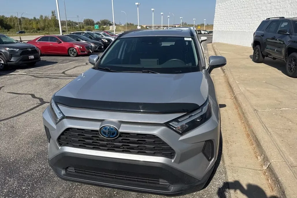 2022 Toyota RAV4 Hybrid XLE photo 1
