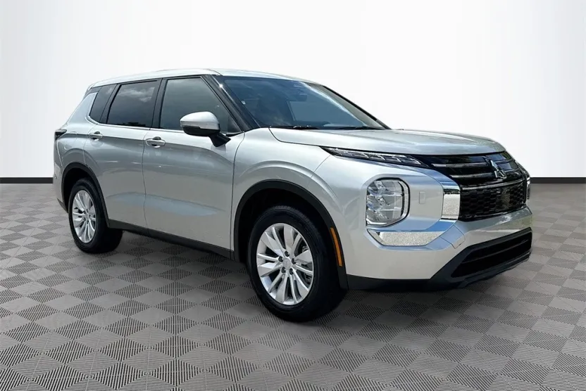 2025 Mitsubishi Outlander ES photo 1