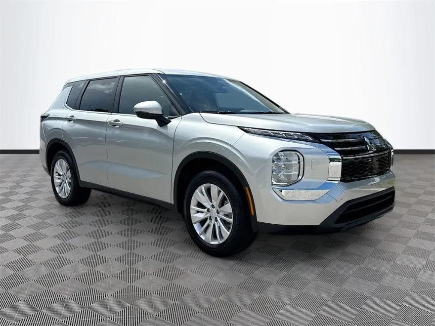 2025 Mitsubishi Outlander ES photo 1
