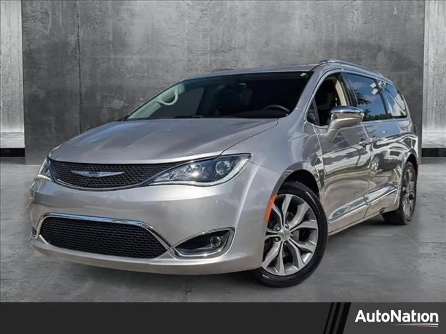 2018 Chrysler Pacifica Limited photo 1