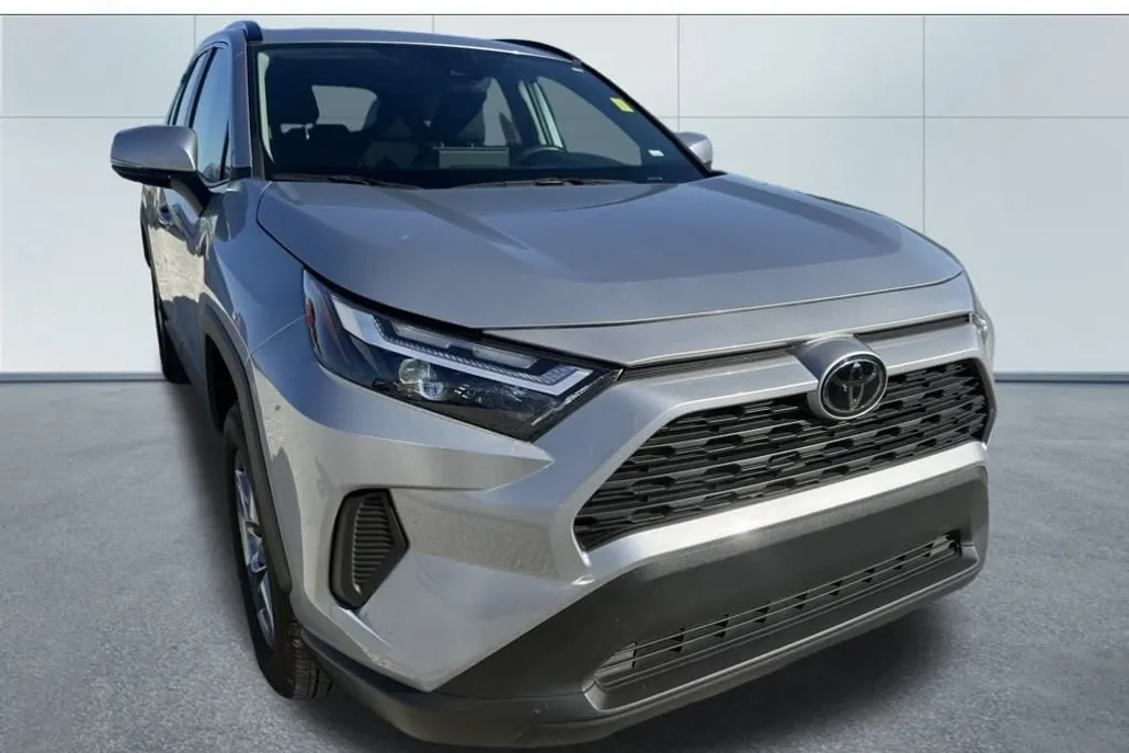 2024 Toyota RAV4 XLE photo 1
