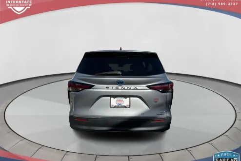 2022 Toyota Sienna LE photo 3