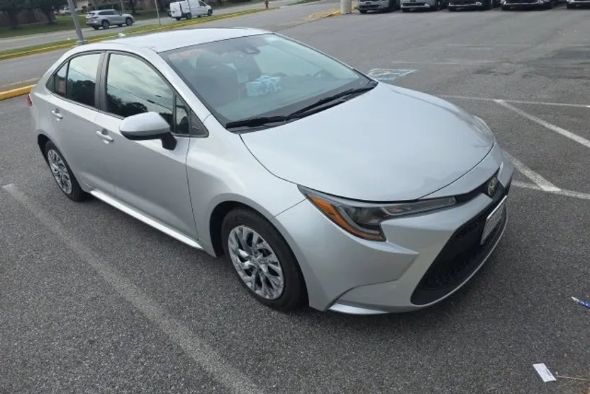 2021 Toyota Corolla LE photo 1