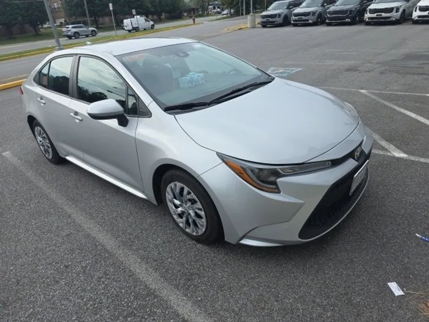2021 Toyota Corolla LE photo 1