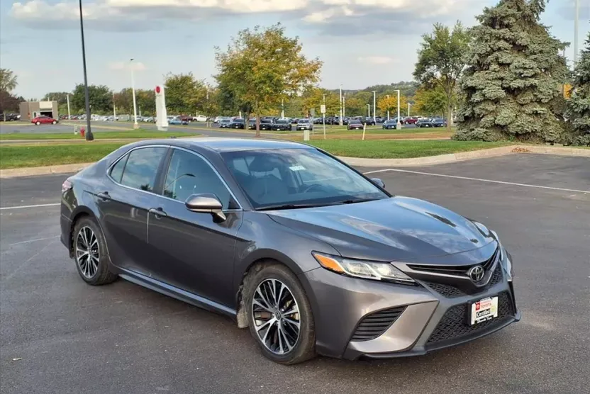 2020 Toyota Camry SE photo 1