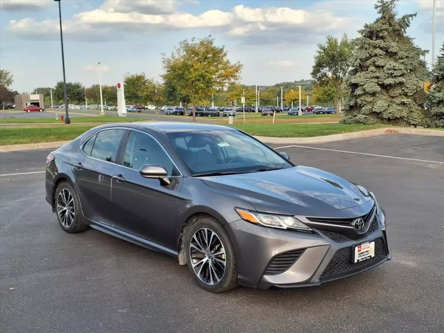 2020 Toyota Camry SE photo 1