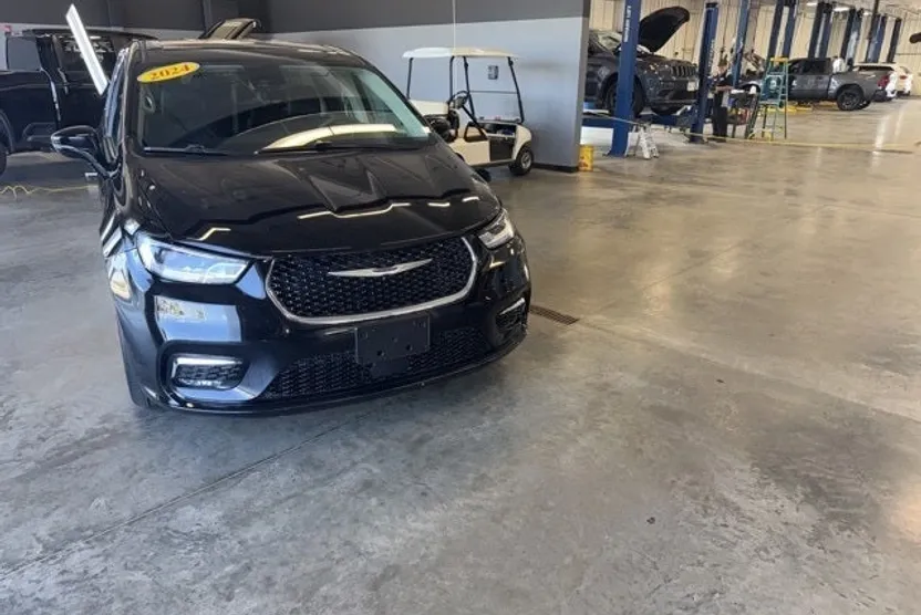 2024 Chrysler Pacifica Touring L photo 1