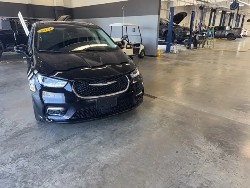 2024 Chrysler Pacifica Touring L photo 1