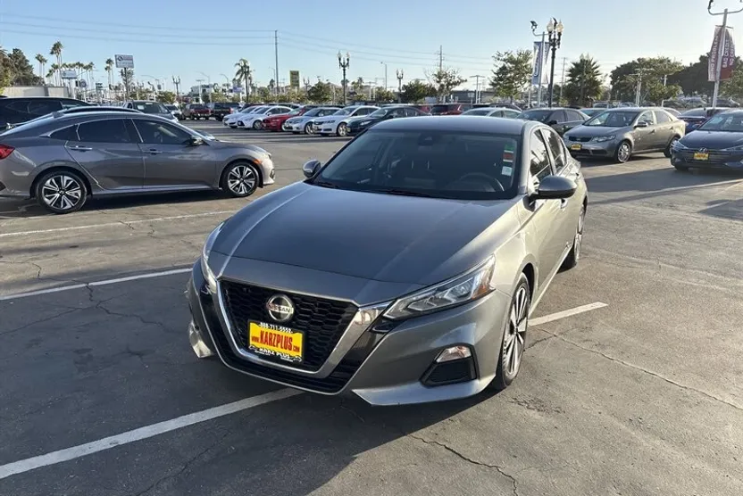 2021 Nissan Altima SV photo 1