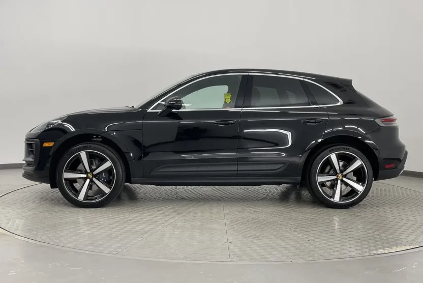 2025 Porsche Macan T photo 1