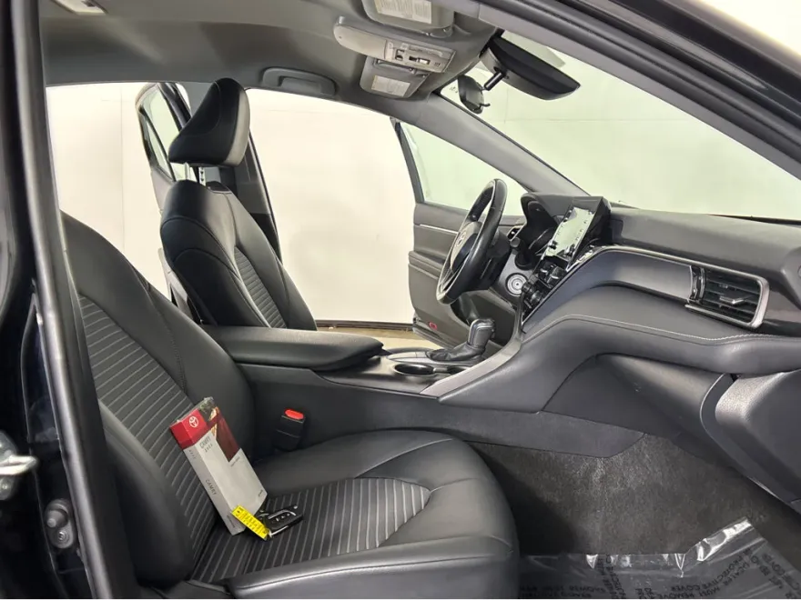 2022 Toyota Camry SE photo 1