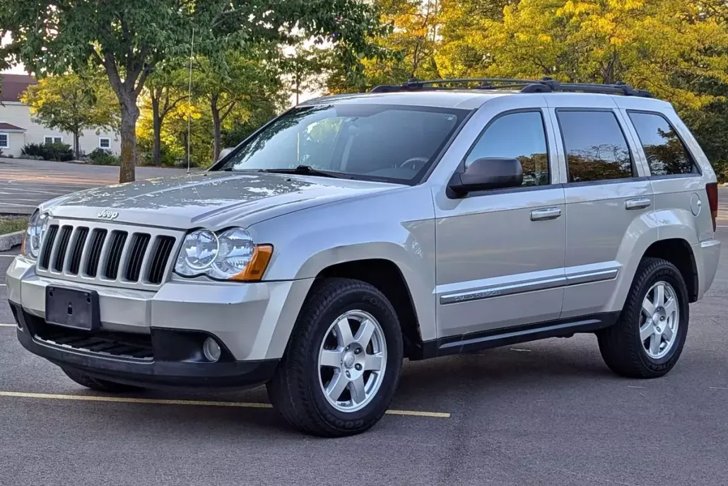 2010 Jeep Grand Cherokee Laredo photo 1