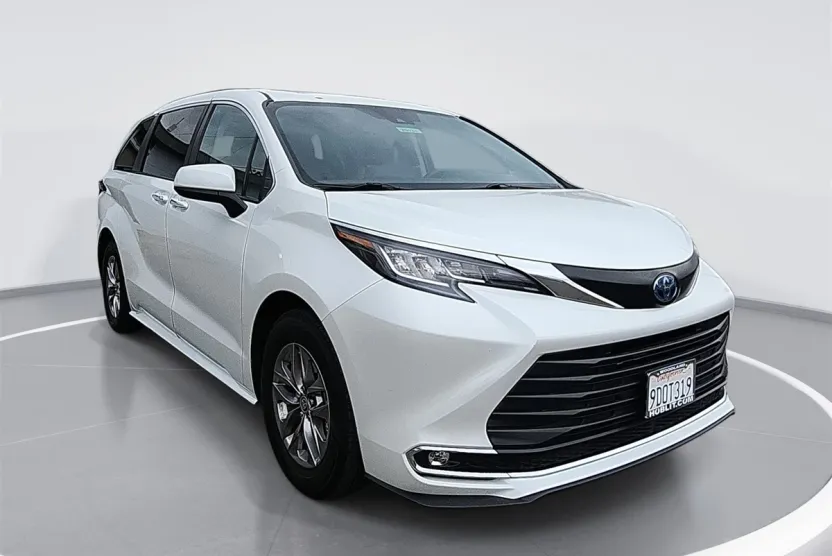 2022 Toyota Sienna XLE photo 1