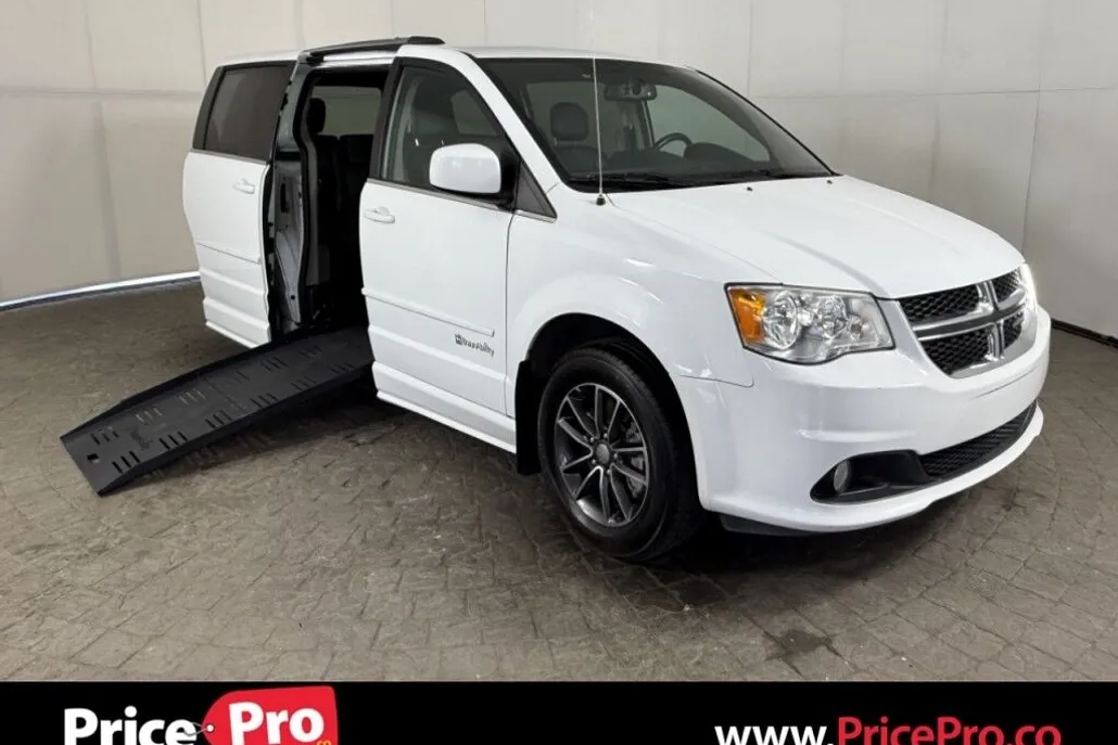 2017 Dodge Grand Caravan SXT photo 1