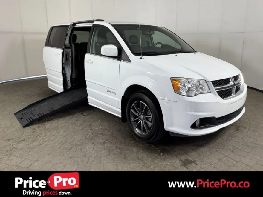 2017 Dodge Grand Caravan SXT photo 1