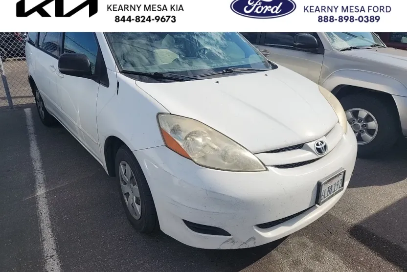 2010 Toyota Sienna LE photo 1