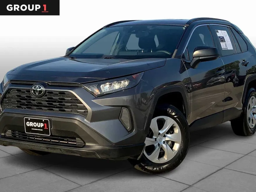 2021 Toyota RAV4 LE photo 1