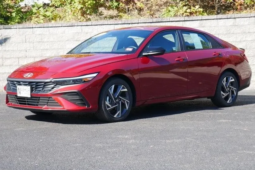2025 Hyundai Elantra SEL Sport photo 1