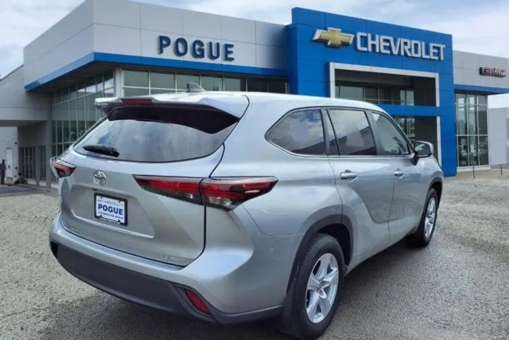 2024 Toyota Highlander LE photo 1