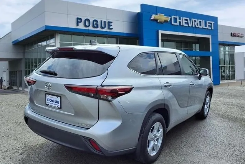 2024 Toyota Highlander LE photo 1