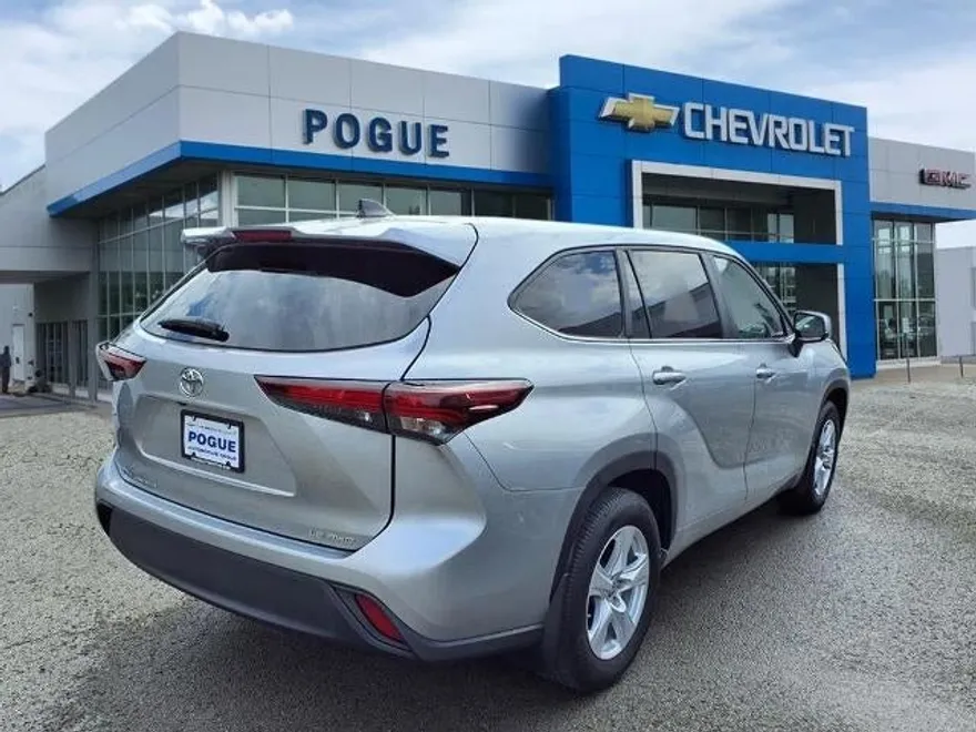 2024 Toyota Highlander LE photo 1
