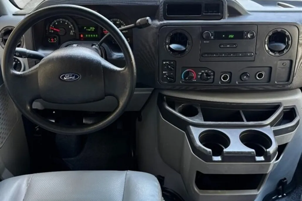 2010 Ford E-350 XL photo 1
