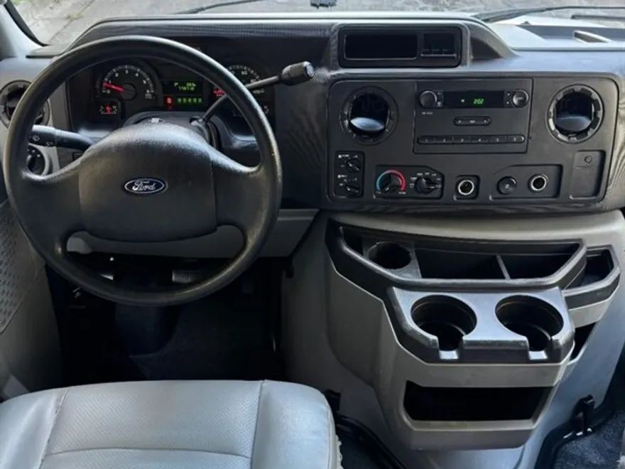 2010 Ford E-350 XL photo 1