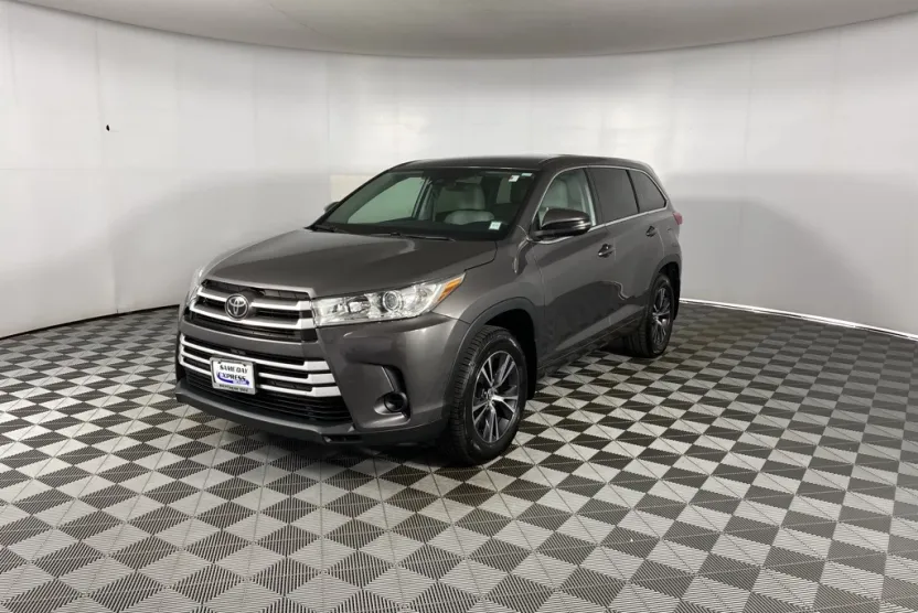 2018 Toyota Highlander LE photo 1