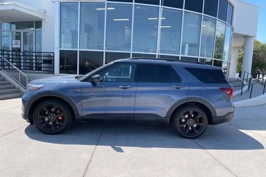 2021 Ford Explorer ST photo 1