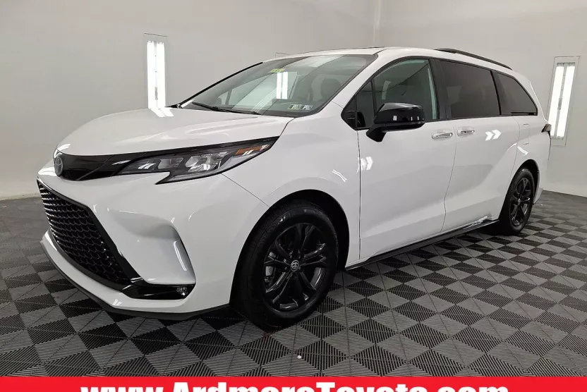 2025 Toyota Sienna XSE photo 1