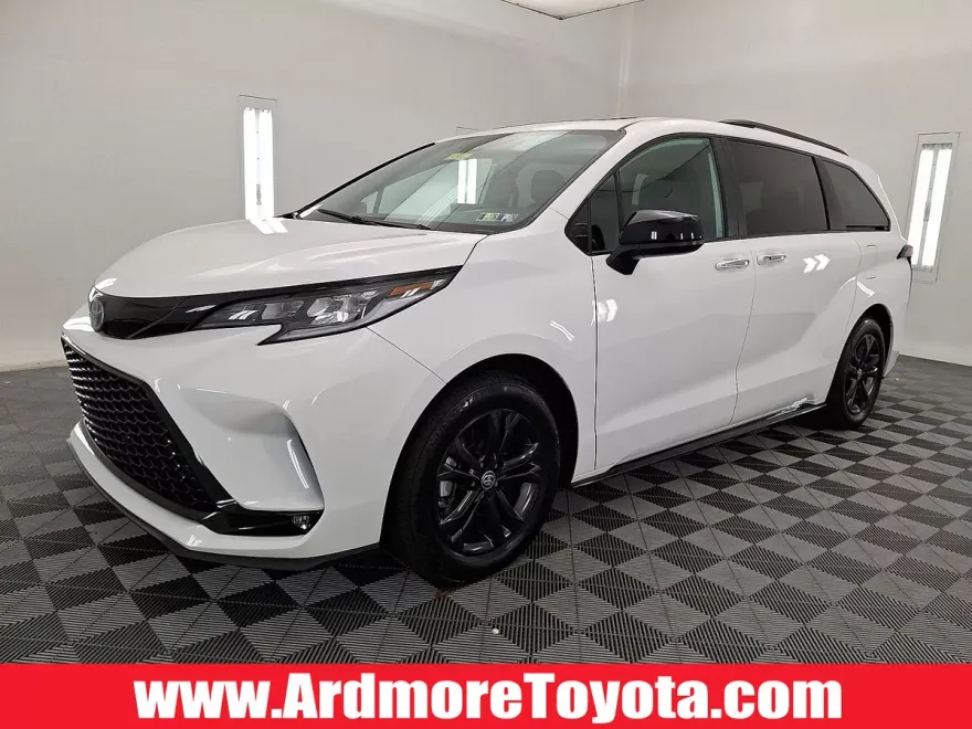 2025 Toyota Sienna XSE photo 1