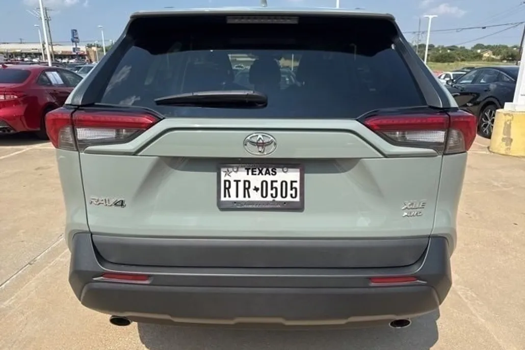 2019 Toyota RAV4 XLE photo 1
