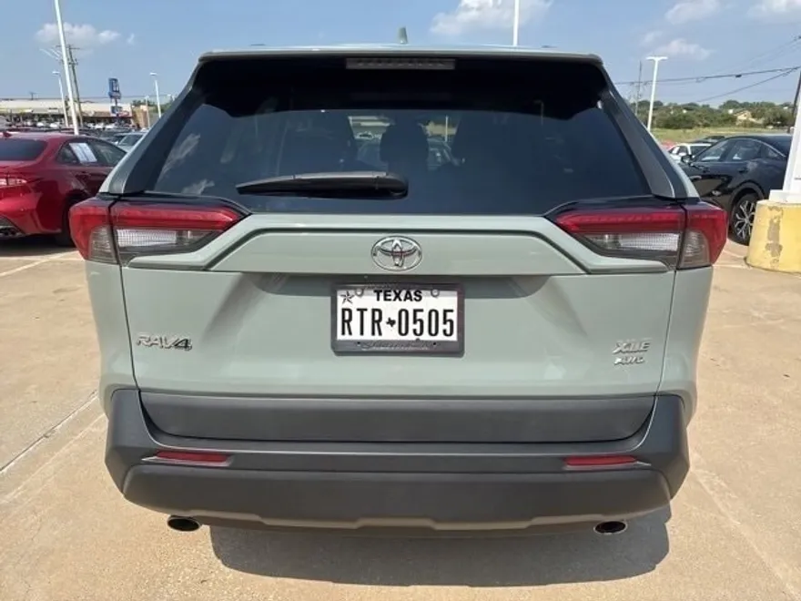 2019 Toyota RAV4 XLE photo 1