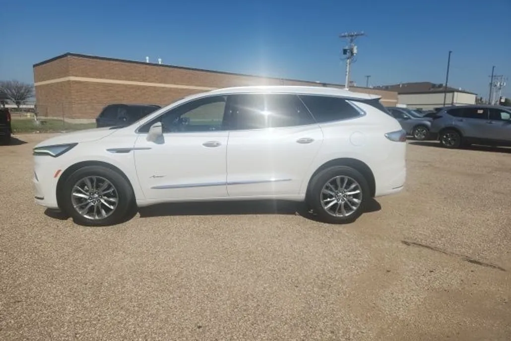 2024 Buick Enclave Avenir photo 1